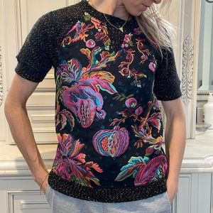 Graphic knit short sleeve shirt with some metallic details